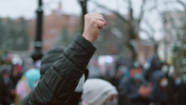 Pessoas irritadas na cidade protestam contra o covídio. Trabalhadores irritados levantam punhos e mãos. — Vídeo de Stock