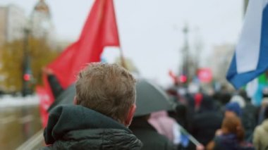 Protesto üzerine kırmızı bayrak sallıyor. Erkek özgürlük eylemcisi geri döndü. Şehir sokakları grev.