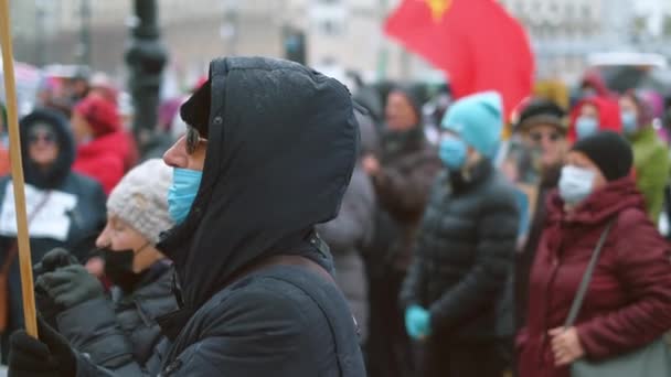 Fridfull protestant person med banderoll i händerna pratar. Pandemisk nedstängningsmarsch. — Stockvideo