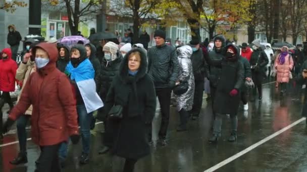 Politieke activisten marcheren in Khabarovsk, Rusland. Vreedzame politieke bijeenkomst. — Stockvideo