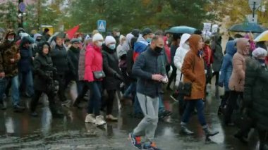 Rus barışçıl protesto kalabalığı sokaklarda yürüyor. Rusya 'da miting.