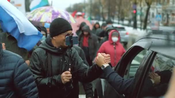 Protestierende bekommen Grüße und Unterstützung von berühmten Promi-High-Fives. — Stockvideo