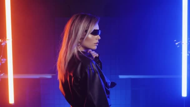 Nightclub blonde girl in futuristic glasses. Neon red and blue background. — Stock Video