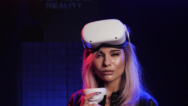 Gamer vr dívčí pohled kamery. Portrét člověka virtuální reality. Hottie ve VR brýlích — Stock video