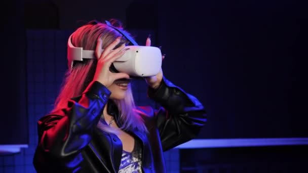 Gamer girl with long fingernails in virtual reality glasses. Oculus VR headset. — Stock Video