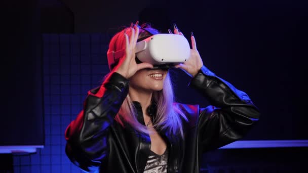 Геймерша с длинными ногтями в очках виртуальной реальности. Гарнитура Oculus. — стоковое видео