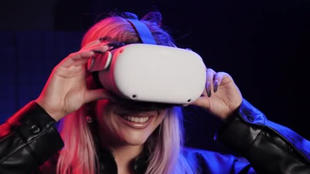 Gente feliz con gafas VR. Auriculares de casco de realidad virtual para juegos. Cara sonriente. — Vídeos de Stock