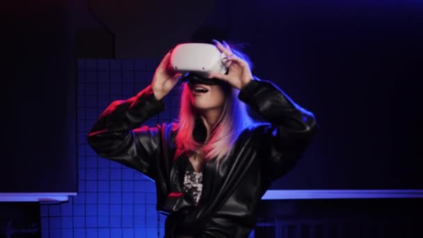Jugadora femenina divirtiéndose con gafas VR. Juego de realidad virtual Rift Quest. — Vídeos de Stock
