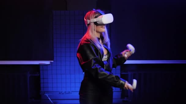 Happy girl en lunettes VR joue à des jeux d'action active. réalité virtuelle sourire féminin — Video