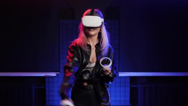 Menina feliz em óculos VR joga jogos de ação ativa. Realidade virtual sorriso feminino — Vídeo de Stock