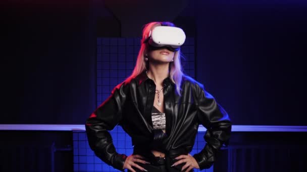 Γυναίκα σε σετ VR στέκεται με τα χέρια στους γοφούς. Εικονική πραγματικότητα οι άνθρωποι παίζουν πορτρέτο — Αρχείο Βίντεο