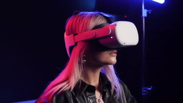 Sanal gerçeklik insanları kapanır. VR kulaklıklar kızların yüzünde. Kamera dönüyor.. — Stok video