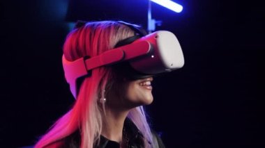 Kadın oyuncu VR gözlükleriyle eğleniyor. Yarık Arayışı sanal gerçeklik seti.