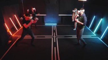 Mutlu bir grup erkek ve kız, Oculus VR oyunları oynuyor. Etkileşimli sanal gerçeklik.