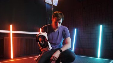 Yorgun Oculus VR gözlüklü insan portresi. Sanal gerçeklik yorgunluk ve yorgunluk.