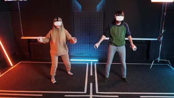 Spaß Virtual-Reality-Wettbewerb. Erwachsenes Paar spielt Oculus vr Schlagzeug. Neonlicht. — Stockvideo