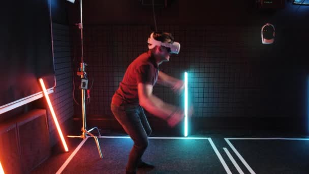 Oculus Rift Quest Virtual Reality Спортивный игрок на лыжах. Неоновое освещение 4K. — стоковое видео