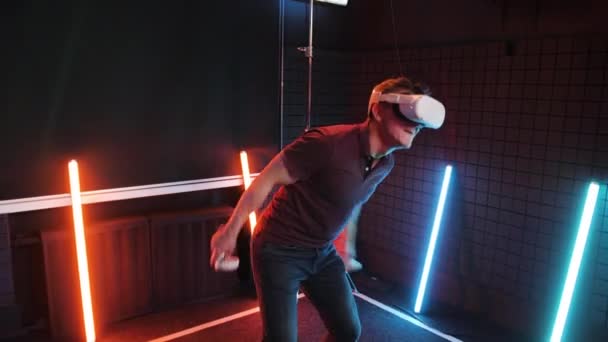 Oculus Rift Quest VR headset Sloan skidåkning spel. Simuleringsteknikglasögon. — Stockvideo