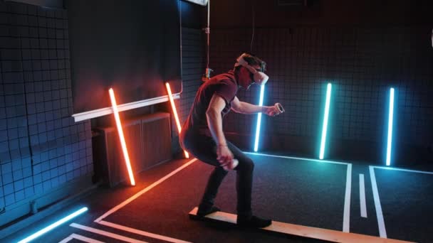 Oculus Rift Quest VR ισορροπία headset κρατώντας το παιχνίδι. Στούντιο φωτισμού νέον Gamer. — Αρχείο Βίντεο