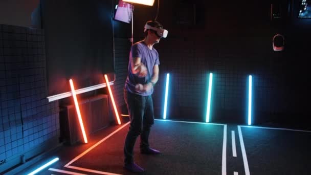 Oculus Rift VR glasses Beat sabre experiência de jogo. Jogo ativo de realidade virtual — Vídeo de Stock