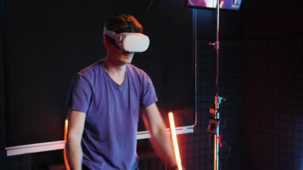 Oculus Quest VR goggles Beat saber gamer. Aktiv virtuell verklighet människor spel. — Stockvideo