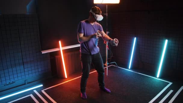 Occhiali Oculus Rift VR persona gioco di tiro. Realtà virtuale Quest standing gun. — Video Stock