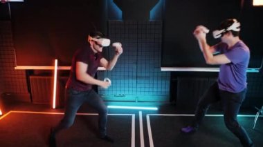 Oculus Rift Quest VR gözlüklü boks maçı. Etkin insanlar sanal gerçeklik oyunu.