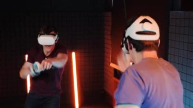Oculus Rift Quest VR gözlüklü boks maçı. Etkin insanlar sanal gerçeklik oyunu.