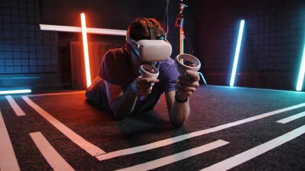 Oculus Rift VR brýle muž zbraň hry. Virtuální realita lidé ležící střelec zábava. — Stock video