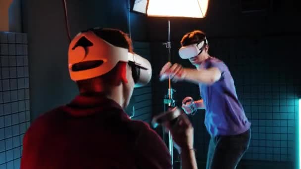Взрослые люди в игре в бокс виртуальной реальности. VR fighting box gaming — стоковое видео
