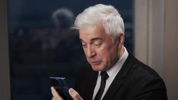 Old elderly senior businessman in blazer has distant smartphone conference call. — Stock Video