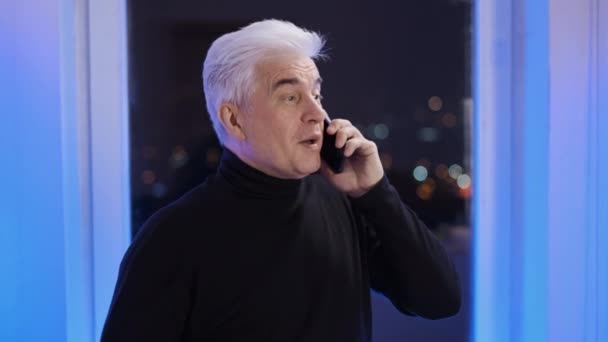 Pria tua bercukur bersih dengan rambut abu-abu. Tetua senang berbicara di telepon. — Stok Video