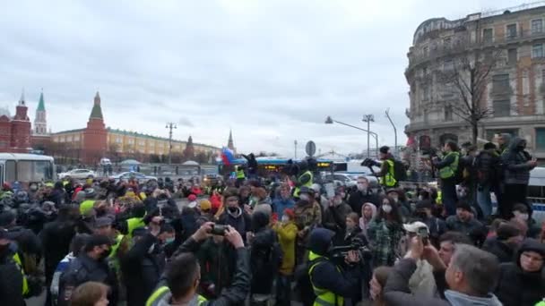 Tutuklanan Alexey Navalny 'i savunmak için düzenlenen siyasi mitingde Rus halkı. — Stok video