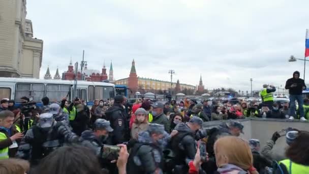 Russische mensen tijdens politieke bijeenkomst ter verdediging van de arrestatie van Alexey Navalny. — Stockvideo