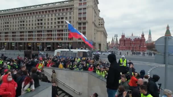 Ryska folket under politiskt möte till försvar för arresterade Alexey Navalny. — Stockvideo