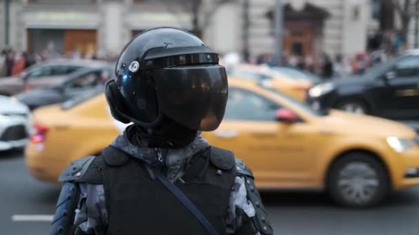 Politieagenten in beschermende uitrusting met pantser en helmen handhaven de wet. — Stockvideo