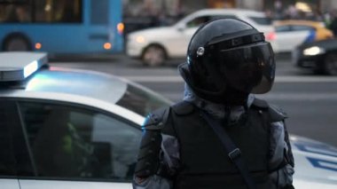 Kalabalık kontrol birimi görevlileri gündüz mitingi sırasında çelik yelek yasasını uyguluyor..