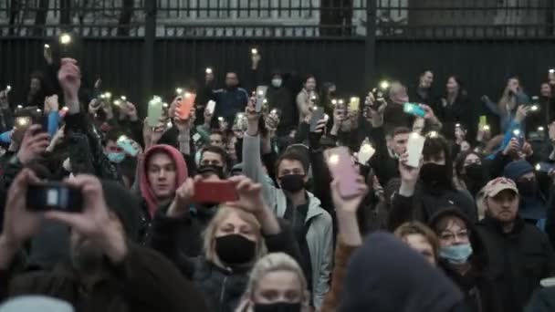 Alexey Navalny supporters dans les rues avec des lumières de téléphone portable pendant le rassemblement. — Video