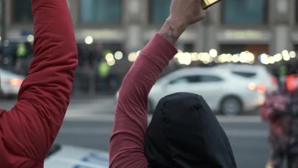 Manifestants pacifiques avec lampe de poche smartphone marche rassemblement en défense de Navalny — Video