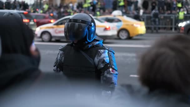De oproerpolitie voert de rechtshandhaving uit tijdens een politieke demonstratie. — Stockvideo