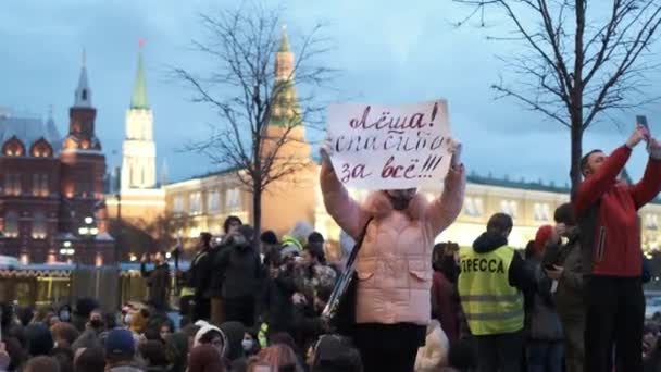 Протестующий с плакатом стоит в защиту Алексея Навального на митинге. — стоковое видео