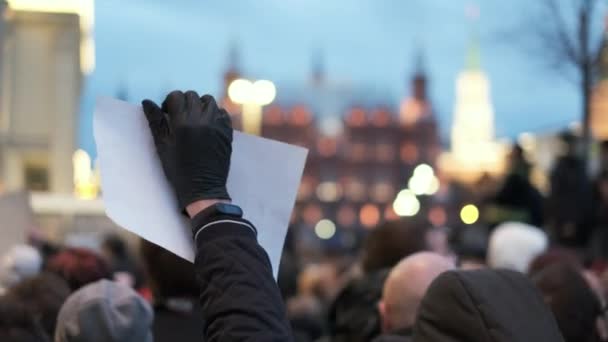 Politiek protest op straat. Mensen marcheren met spandoeken en spandoeken. — Stockvideo