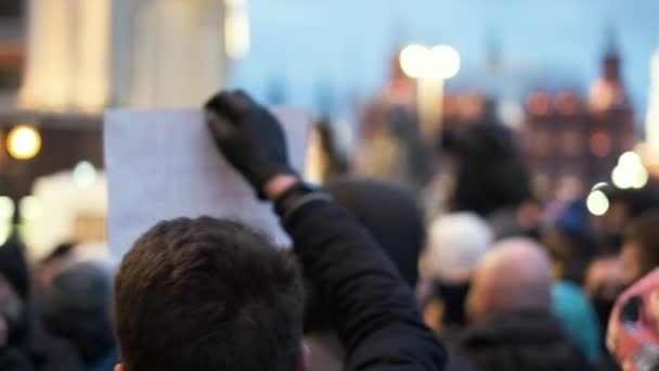 Aktivist med banderoll i händerna på fredligt demonstrationsmöte. Rebellprotestant — Stockvideo