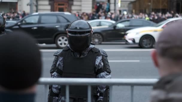 Opérateurs de l'équipe de police anti-émeute assure la paix et l'ordre pendant le rassemblement politique. — Video