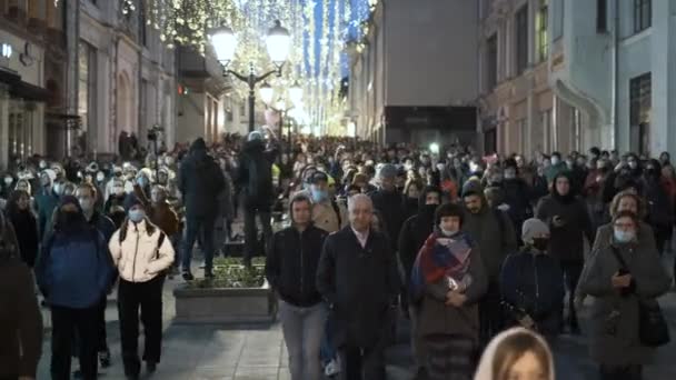 Lístky lidé chodí po přeplněných ulicích na obranu Navalného i přes pandemii. — Stock video