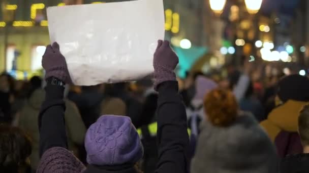 Feministický protestant s politickou vlajkou na mírovém shromáždění mezi lidmi dav. — Stock video