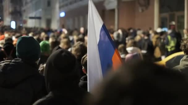 Bandeira russa em mãos de ativista protestante no comício político de rua da cidade — Vídeo de Stock