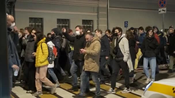 Picketing people walk on crowded streets in defense of Navalny despite pandemic. — Stock Video