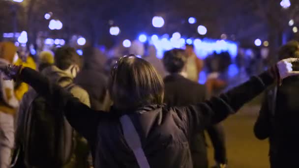 Alegres nueces fan de la música pop femenina volviendo a casa después del concierto del festival de cantante. — Vídeo de stock