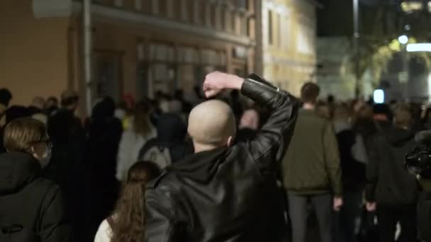 British football hooligan on city streets. Offensive skin head guy among group. — Stock Video